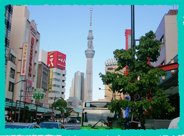 雷門前の交差点から見た風景