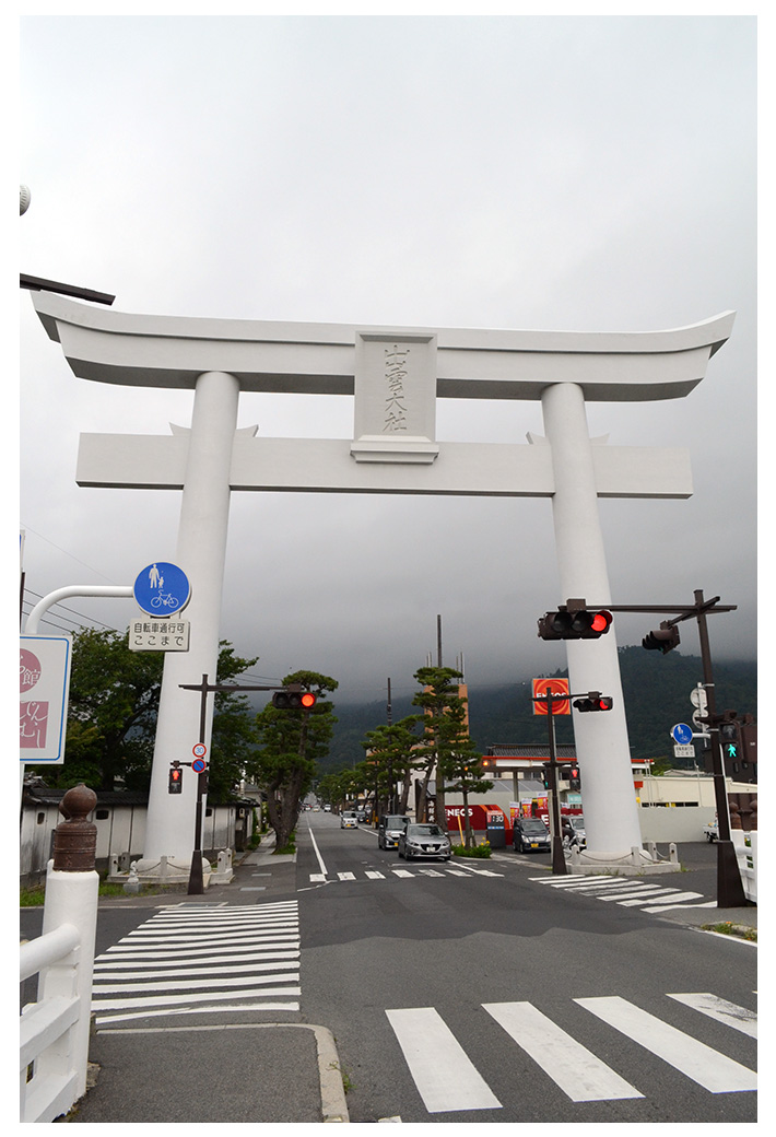 神門(しんもん)通りの大鳥居