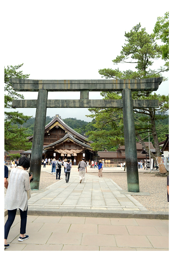 拝殿前の銅鳥居