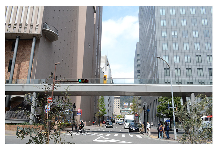 神戸国際会館南側のスタバ前