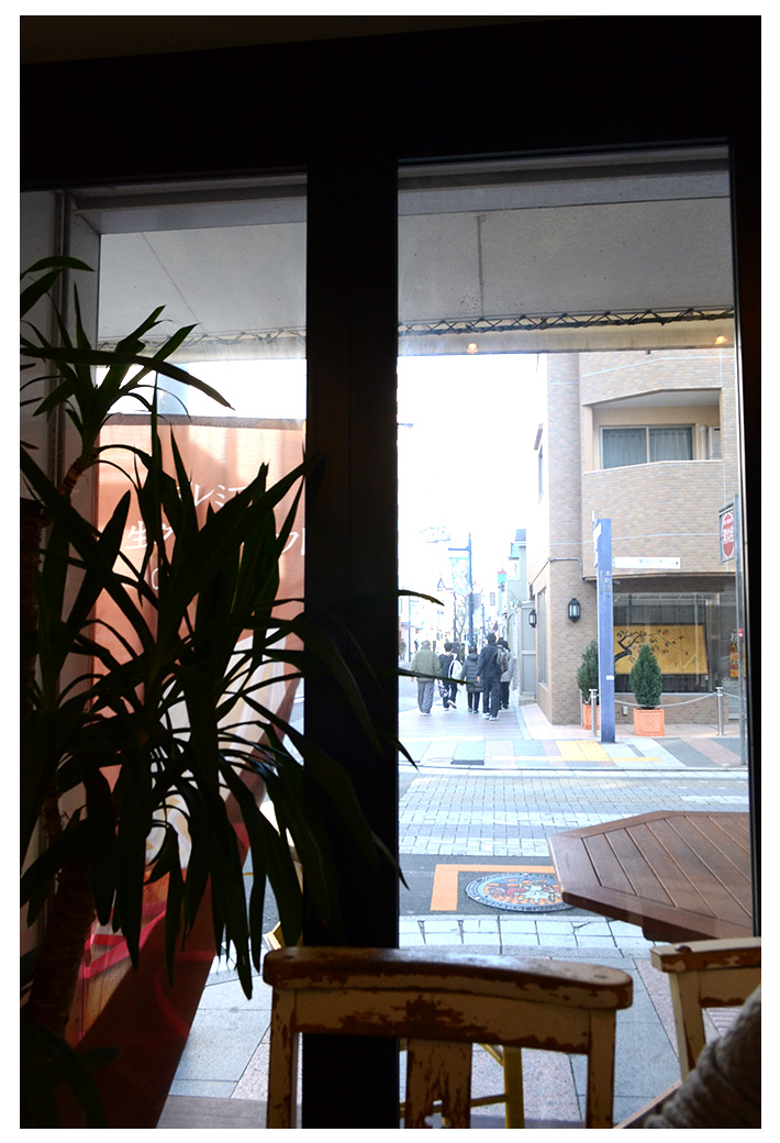 喫茶店から見るドブ板通り
