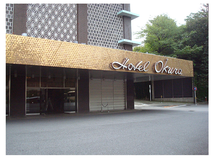 本館宴会場の玄関