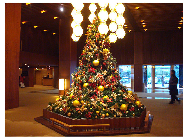 本館ロビーのクリスマスツリー