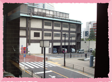 窓越しに見える風景
