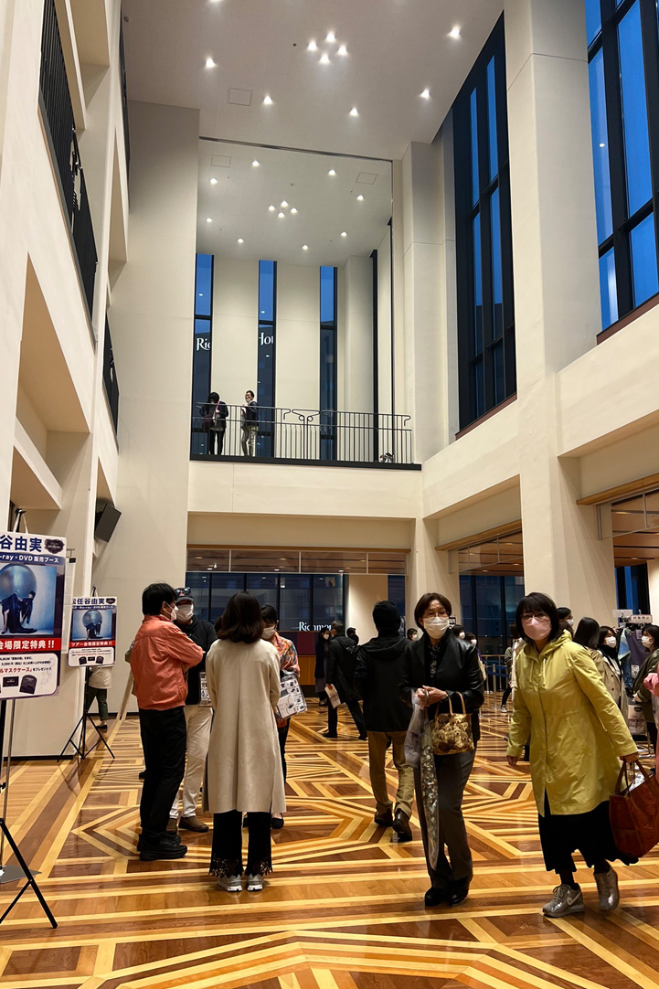 やまぎん県民ホール ロビー